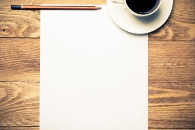 Beyaz kahve ve kalem ile boş 