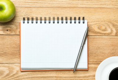 kahve, yeşil elma ve kalem ile not etmek