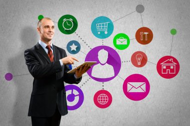 Tablet pc kullanan işadamı