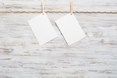 Kağıt sayfalarının ipte asılı