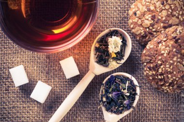 Otlar ile bitkisel çay
