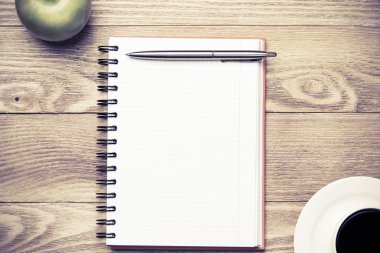 kahve, yeşil elma ve kalem ile not etmek