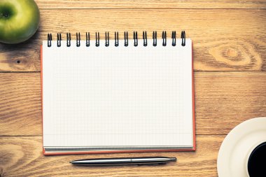 fincan kahve, elma ve kalemi kağıdına
