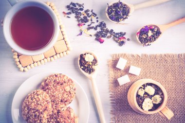 Otlar ile bitkisel çay