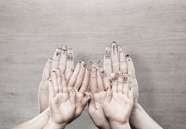 yüzü olan aile eller 