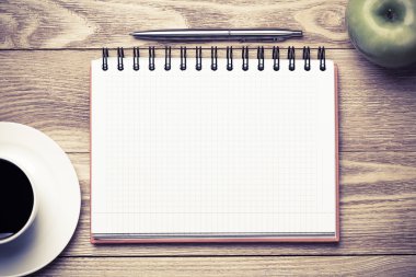 kahve, yeşil elma ve kalem ile not etmek