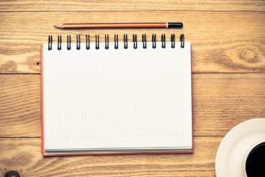 Beyaz kahve ve kalem ile boş 
