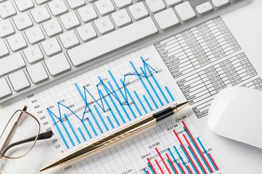 İş işyeri ile klavye ve diyagramları