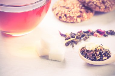 Otlar ile bitkisel çay 