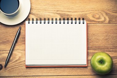 kahve, yeşil elma ve kalem ile not etmek