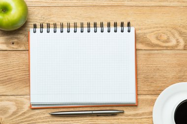 fincan kahve, elma ve kalemi kağıdına