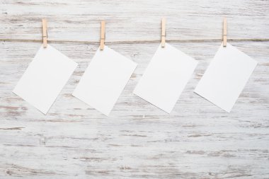 Kağıt sayfalarının ipte asılı