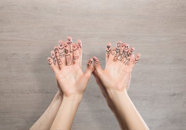 Elleri yüzleri parmakları ile