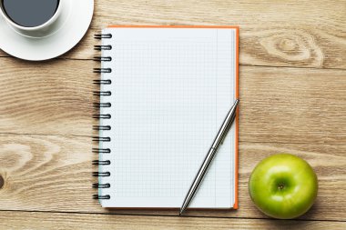 fincan kahve, elma ve kalemi kağıdına