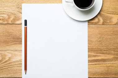 Beyaz kahve ve kalem ile boş 
