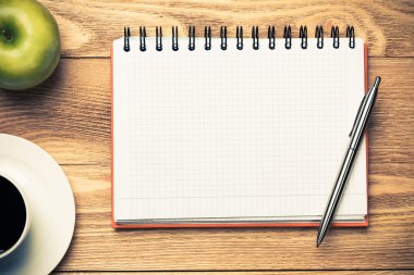 fincan kahve, elma ve kalemi kağıdına