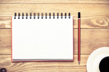 Beyaz kahve ve kalem ile boş 