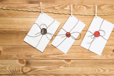 Halatlar üzerinde asılı zarflar 