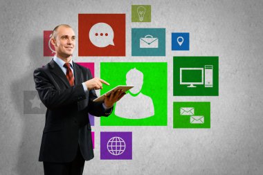 Tablet pc kullanan işadamı