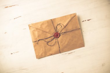 Tablo üzerindeki mühür ile mektup