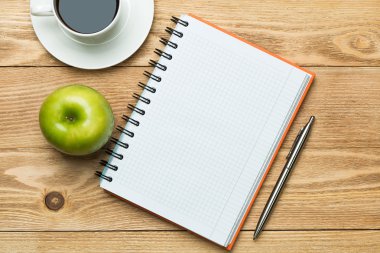 fincan kahve, elma ve kalemi kağıdına