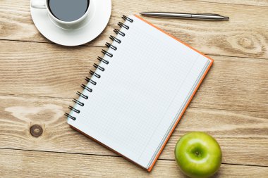 kahve, yeşil elma ve kalem ile not etmek
