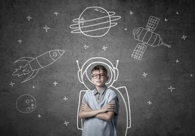 Sevimli okul çocuk astronot 