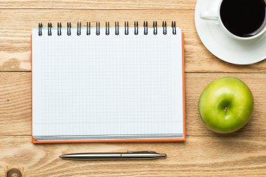 fincan kahve, elma ve kalemi kağıdına