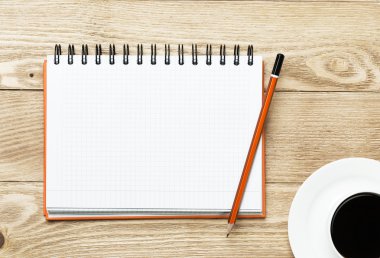 Beyaz kahve ve kalem ile boş 