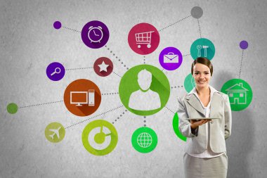 Tablet pc ve renk simgeleri sunulması iş kadını 