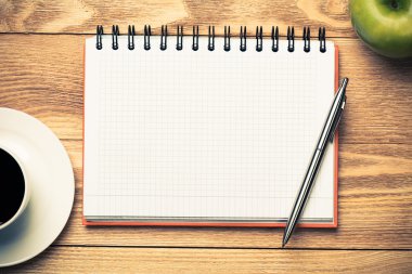 kahve, yeşil elma ve kalem ile not etmek