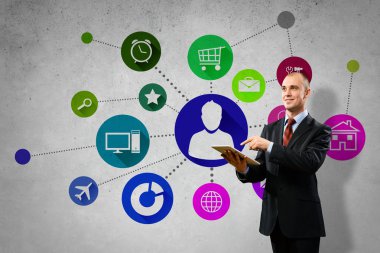 Tablet pc kullanan işadamı