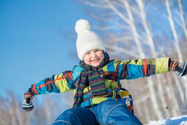 Kış parkta küçük şirin çocuk