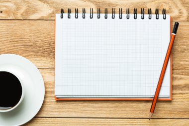 Beyaz kahve ve kalem ile boş 