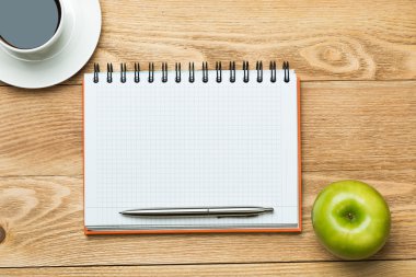 kahve, yeşil elma ve kalem ile not etmek