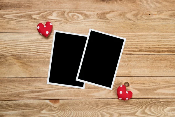 Siyah fotoğraf çerçeveleri ve kalpler 