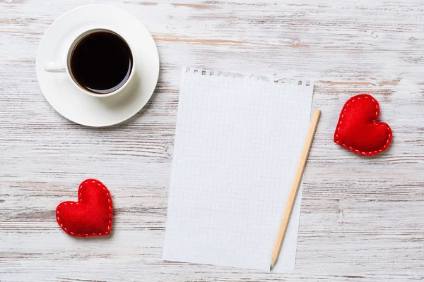 Taza de café con bloc de notas y corazones — Foto de Stock