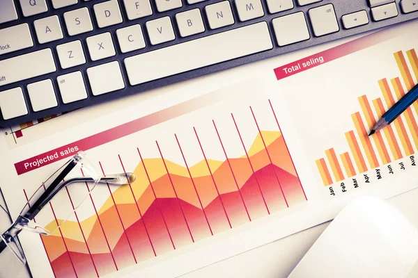 Lieu de travail avec clavier et diagrammes — Photo