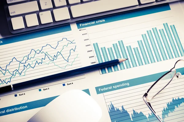 Üzleti munkahelyi billentyűzet és diagramok — Stock Fotó