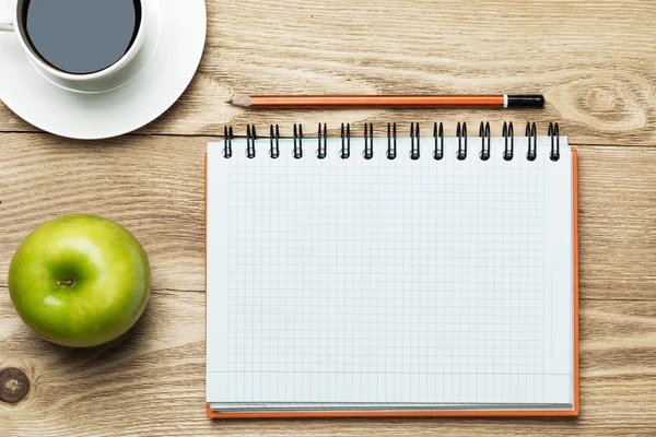 Papel com café, maçã e lápis — Fotografia de Stock