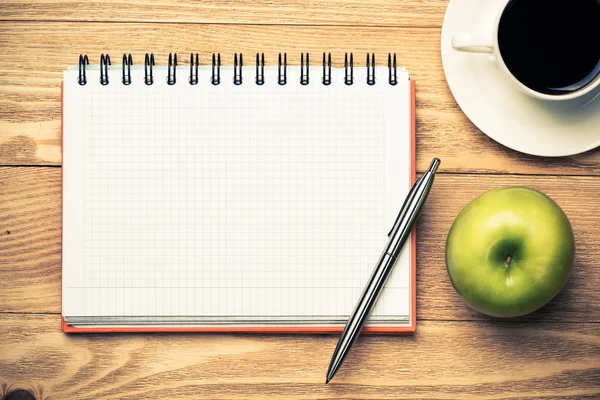 kahve, yeşil elma ve kalem ile not etmek