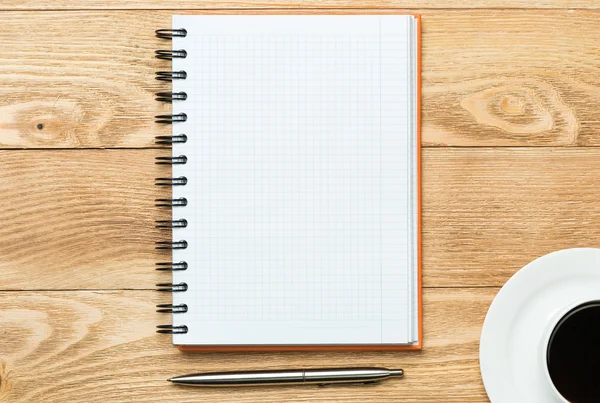 Bianco con tazza di caffè e penna — Foto Stock