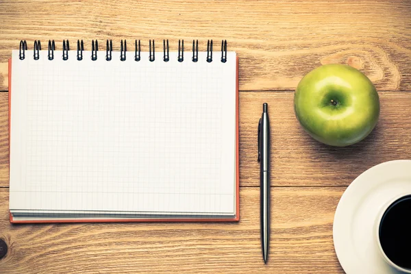 kahve, yeşil elma ve kalem ile not etmek