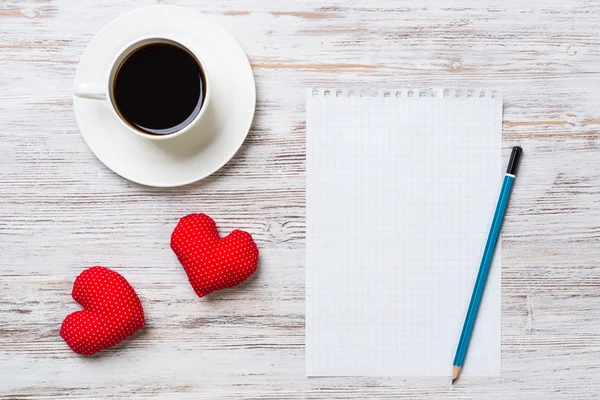 Xícara de café com bloco de notas e corações — Fotografia de Stock