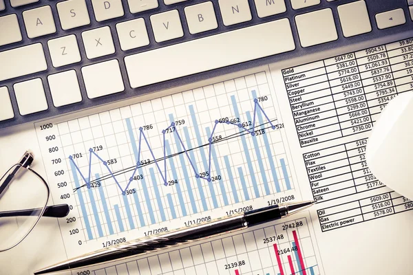 Zakelijke werkplek met toetsenbord en diagrammen — Stockfoto