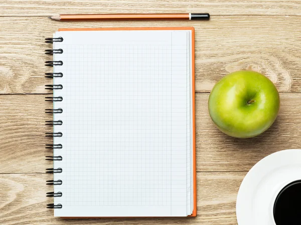 コーヒー、リンゴ、鉛筆と紙 — ストック写真