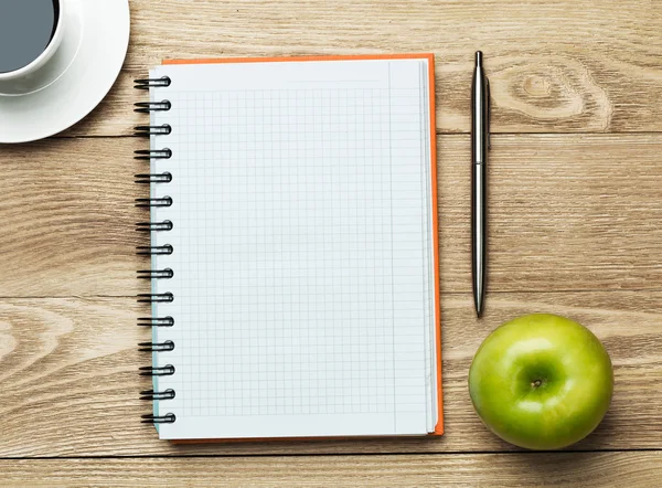 Papel com xícara de café, maçã e caneta — Fotografia de Stock
