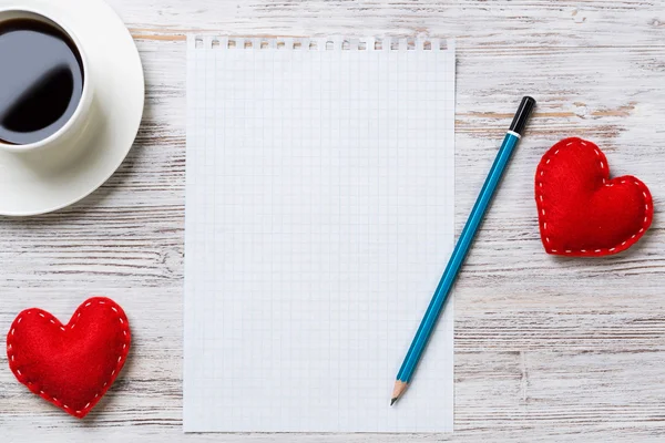 Taza de café con bloc de notas y corazones — Foto de Stock