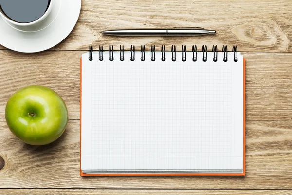 Papier avec tasse de café, pomme et stylo — Photo