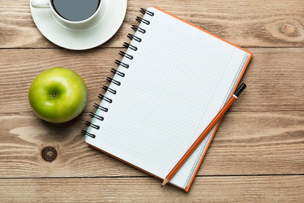 Το σημειωματάριο με καφέ, μήλο και μολύβι — Φωτογραφία Αρχείου